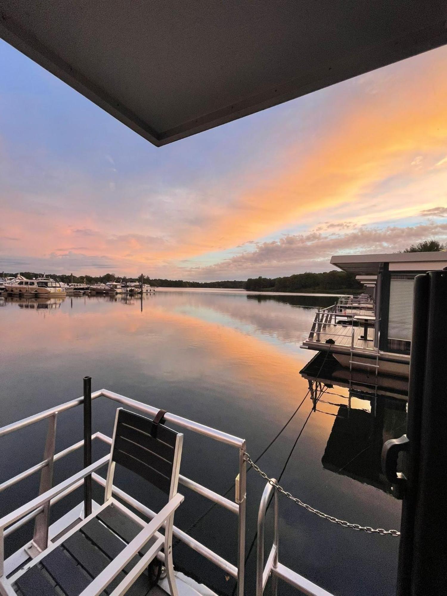 Botel Hausboot Leukermeer Well