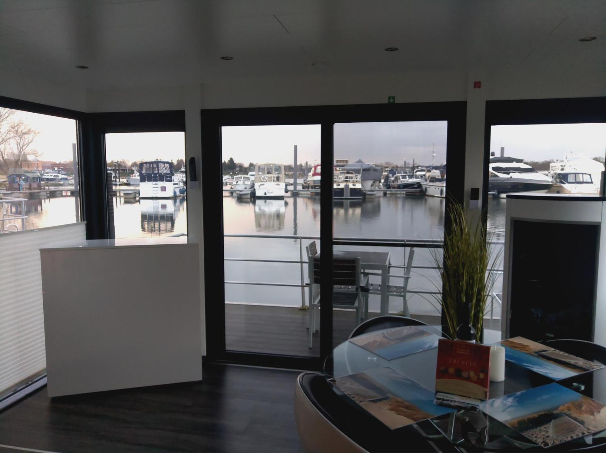 Botel Hausboot Leukermeer Well