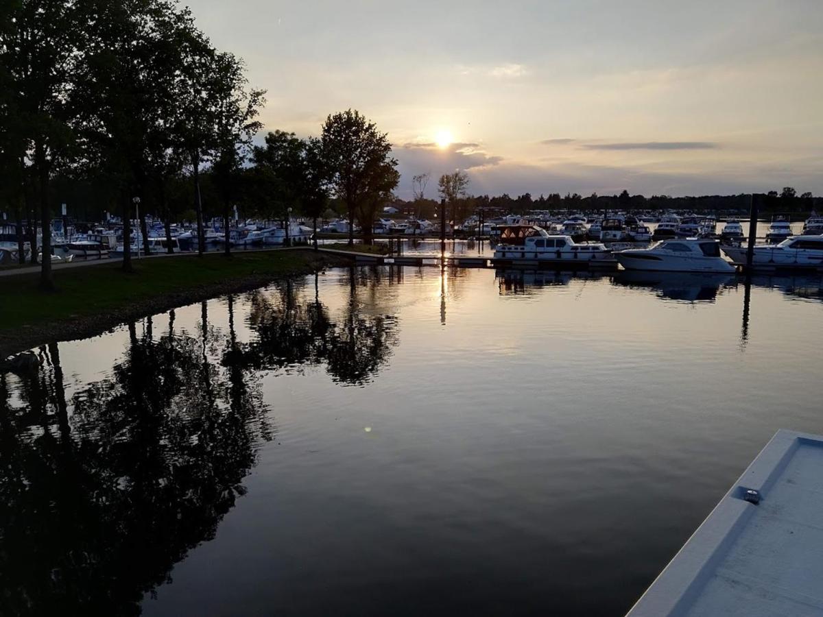 Hausboot Leukermeer Well * Well (Limburg)
